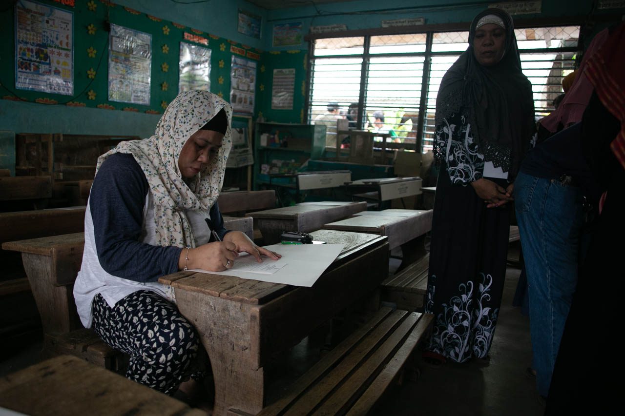 HISTORIC VOTE. A Moro woman casts her vote in a polling precinct in Simuay Junction Central Elementary School in Simuay, Sultan Kudarat on January 21, 2019, day of the plebiscite for the Bangsamoro Organic Law. Photo by Manman Dejeto 