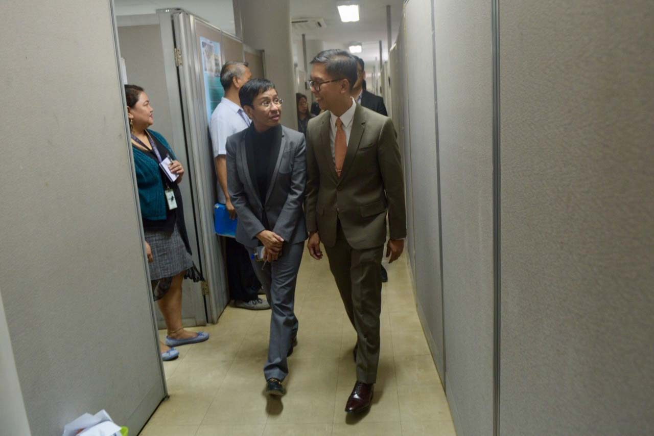 DOJ APPEARANCE. Rappler CEO Maria Ressa walks with her lawyer at the DOJ on May 7, 2018, after she appeared in relation to a tax evasion case filed against Rappler. Photo by LeAnne Jazul/Rappler 