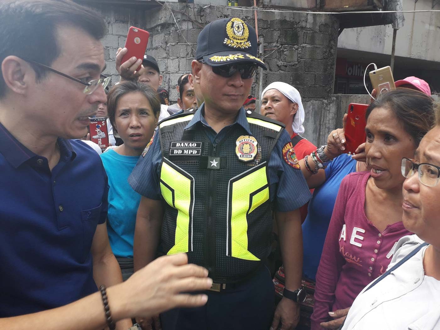 DIALOGUE. Manila Mayor Isko Moreno talks to vendors during a visit forclearing operations carried out in his first week in office. Photo from Isko Moreno Domagoso's FB page 