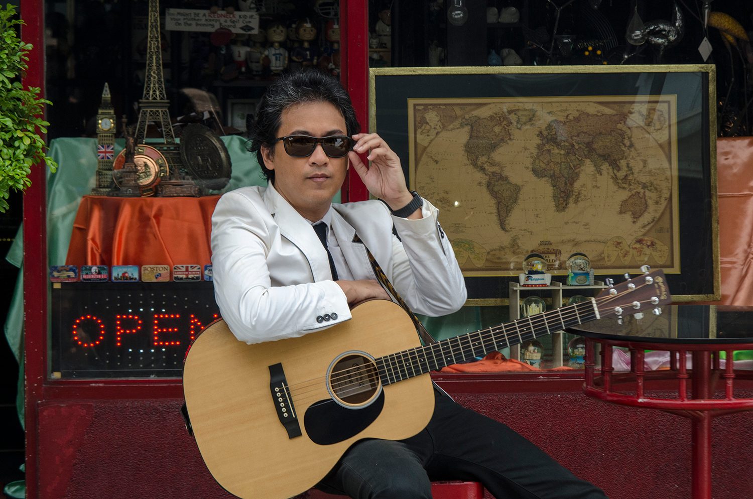 IN PHOTOS: Behind the scenes of Ely Buendia, The Itchyworms’ ‘Pariwara’ music video