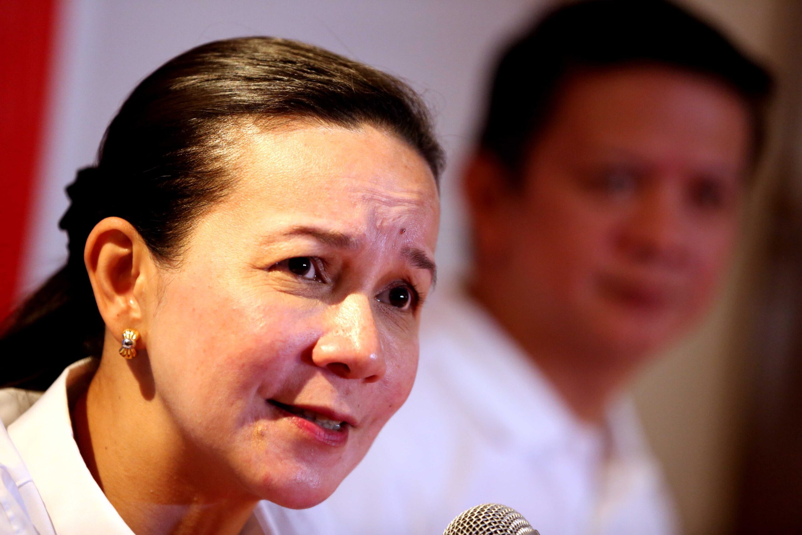 Ex-judge offers P300,000 for info on Poe’s parents
