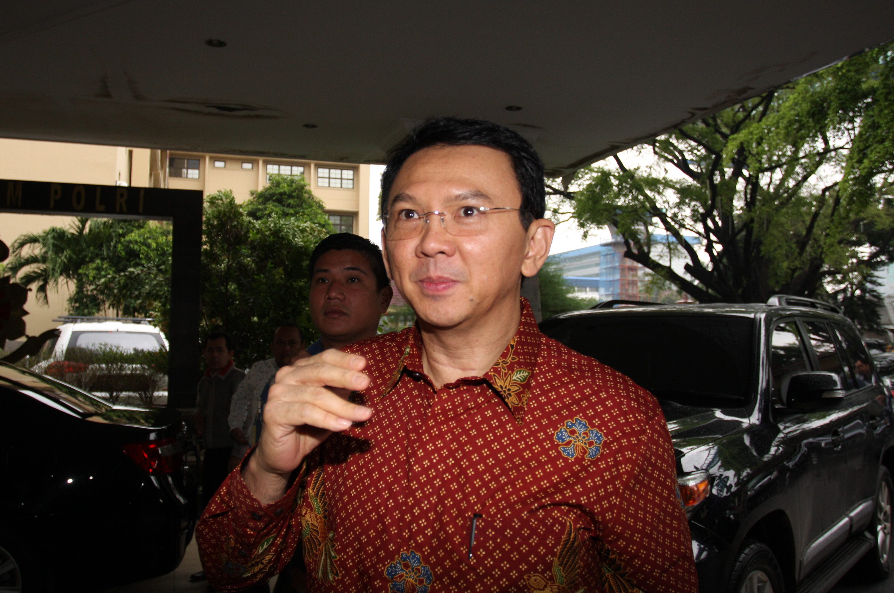 Gubernur DKI Jakarta Ahok saat tiba di Bareskrim Mabes Polri, Jakarta, pada 25 Februari 2016, untuk menjalani pemeriksaan sebagai saksi kasus UPS. Foto oleh Reno Esnir/Antara 