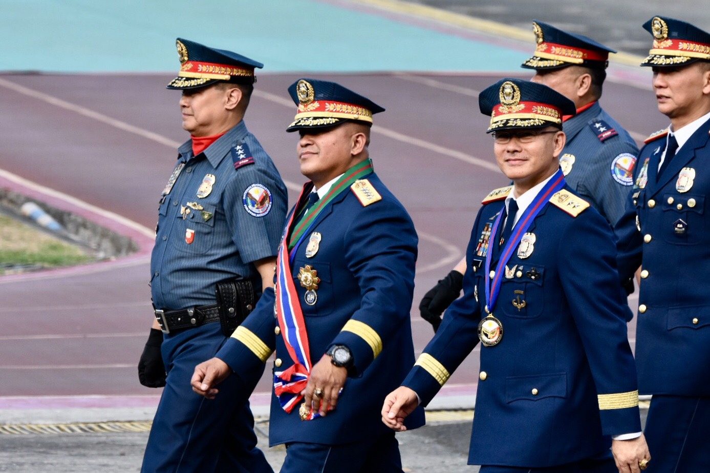 CLASSMATES. Albayalde marches with batch mates from the Philippine Military Academy Sinagtala Class of 1986 at Camp Crame. File photo by Angie de Silva/Rappler 