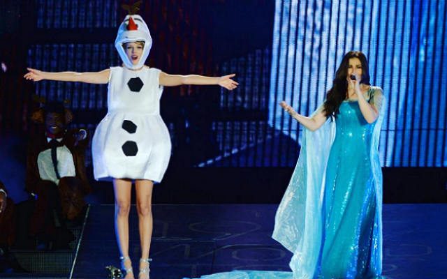 Taylor Swift performs ‘Let It Go’ with Idina Menzel  in ‘Frozen’ costumes