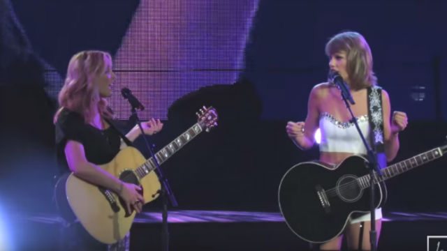 WATCH: Taylor Swift sings ‘Smelly Cat’ with Phoebe Buffay