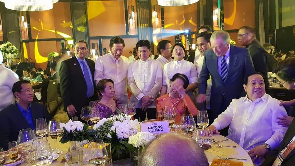 WELCOME DINNER. Senator Richard Gordon is seen seated at the table of former president Arroyo, State Counselor Aung San Suu Kyi, and Cambodia PM Hun Sen. Photo from the office of Gloria Macapagal Arroyo 