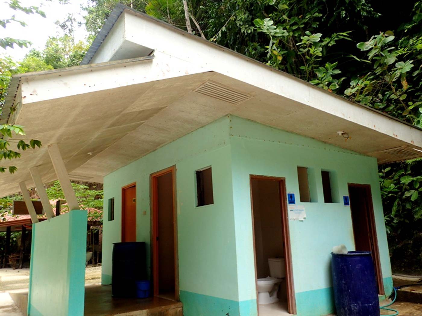 TOILETS. Toilets here do not have bathing facilities to lessen run-off to the river. Photo by Claire Madarang/Rappler 
