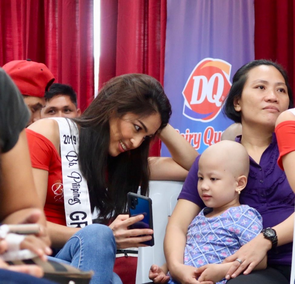 VIEWING. Bb Pilipinas Grand International 2019 Samantha Lo shows her phone to one of the kids.  