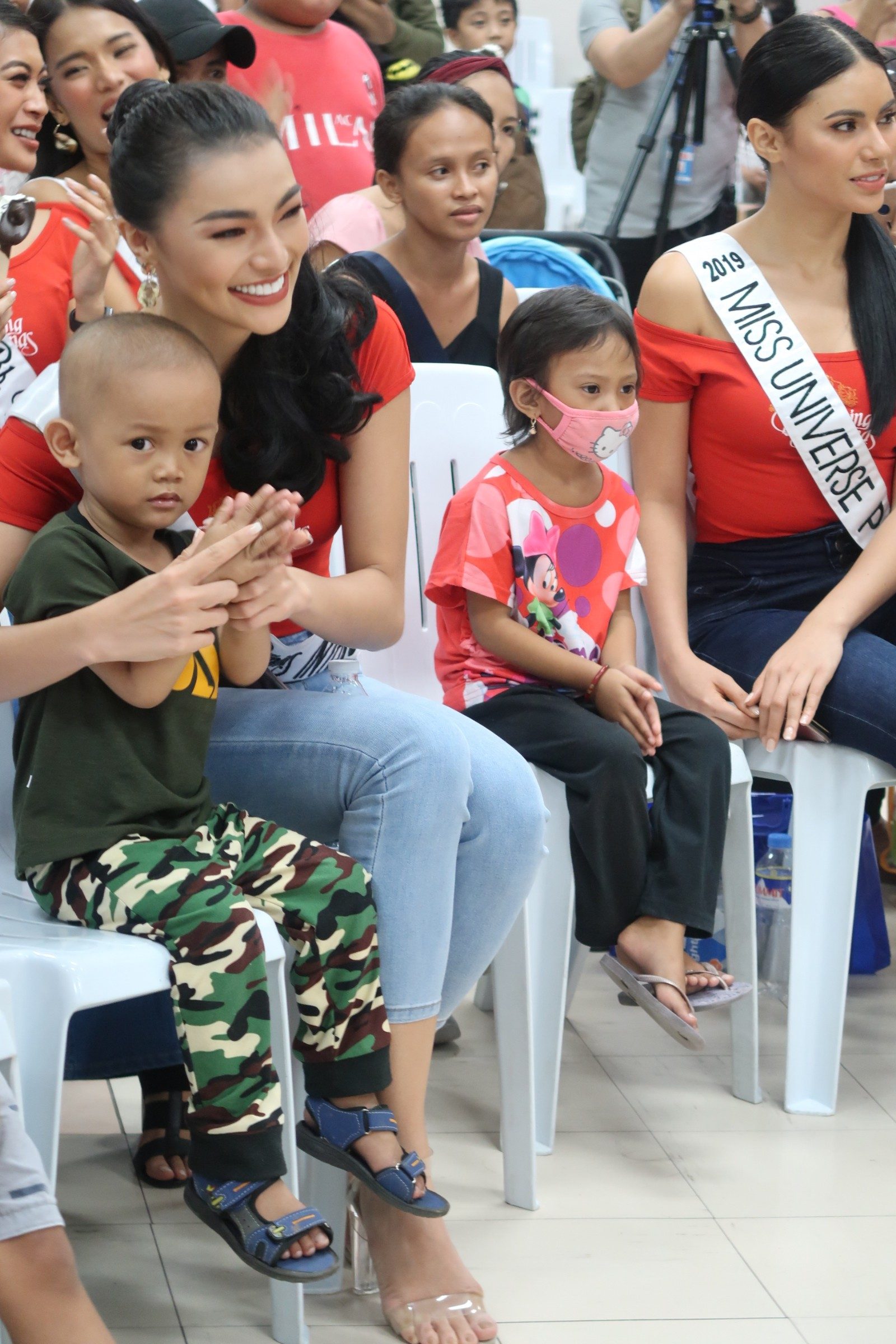 ATE TIME. Emma Tiglao and Miss Universe Philippines 2019 Gazini Ganados with some of the kids at the Philippine Children's Hospital.  