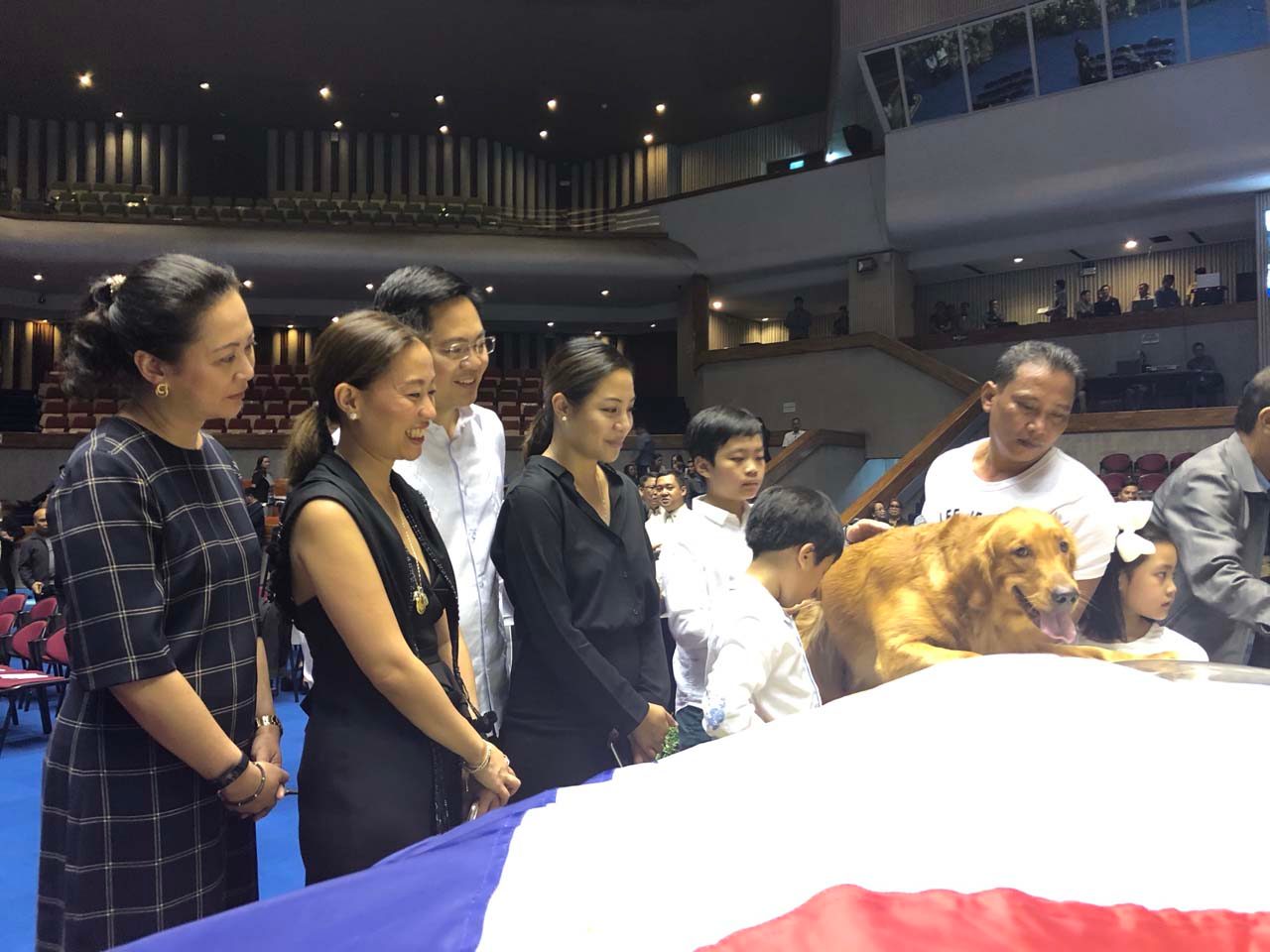 GOODBYE. Nograles' relatives and his pet Golden Retriever named Anna looks his casket ahead of the program.
 