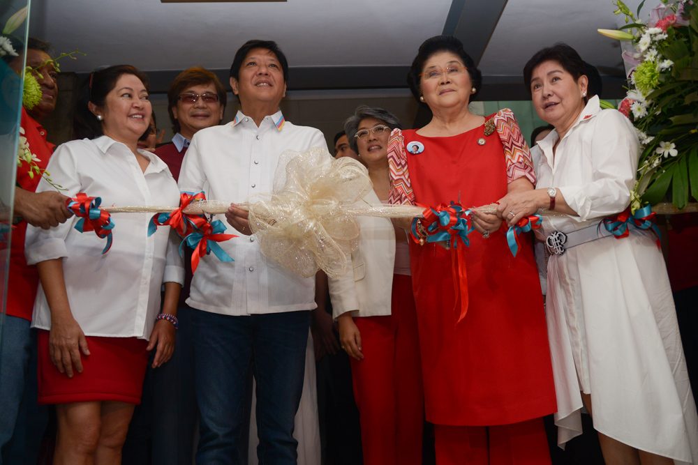 REMEMBERING THE MARCOSES. Bongbong Marcos is seen here with his mother, former first lady Imelda Marcos (2nd from right) and his wife Lisa Araneta-Marcos (left). File photo by Jasmin Dulay 
