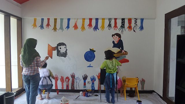 Hasil dari workshop mural yang dilakukan bersama Dessy Safira, Tri Asrie Khalidya, dan para peserta pun menghiasi dinding di salah satu ruangan Institut Francais Indonesia (IFI) Bandung. Peserta dari berbagai usia pun ikut meramaikan workshop mural yang mengusung tema solidaritas. Foto oleh Tri Asrie Khalidya/Rappler.   