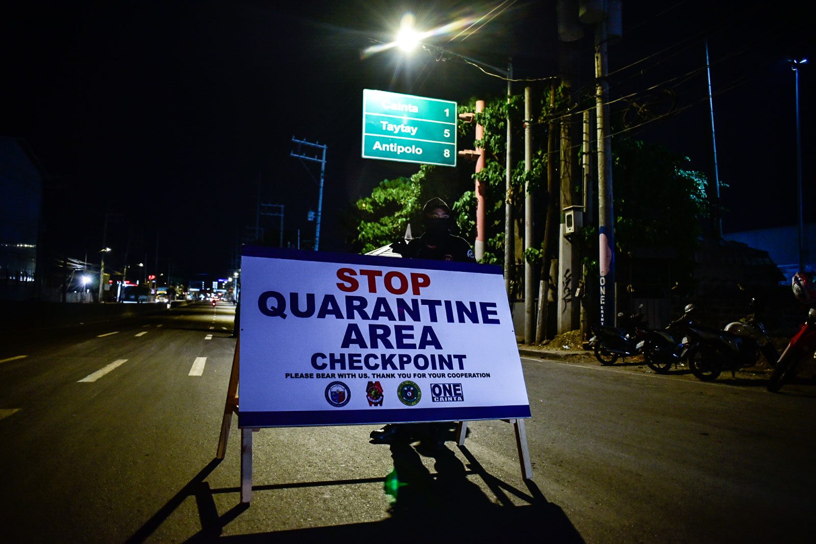 BORDER. A checkpoint is placed at the border of Cainta and Pasig City. Photo by Rob Reyes/Rappler 
