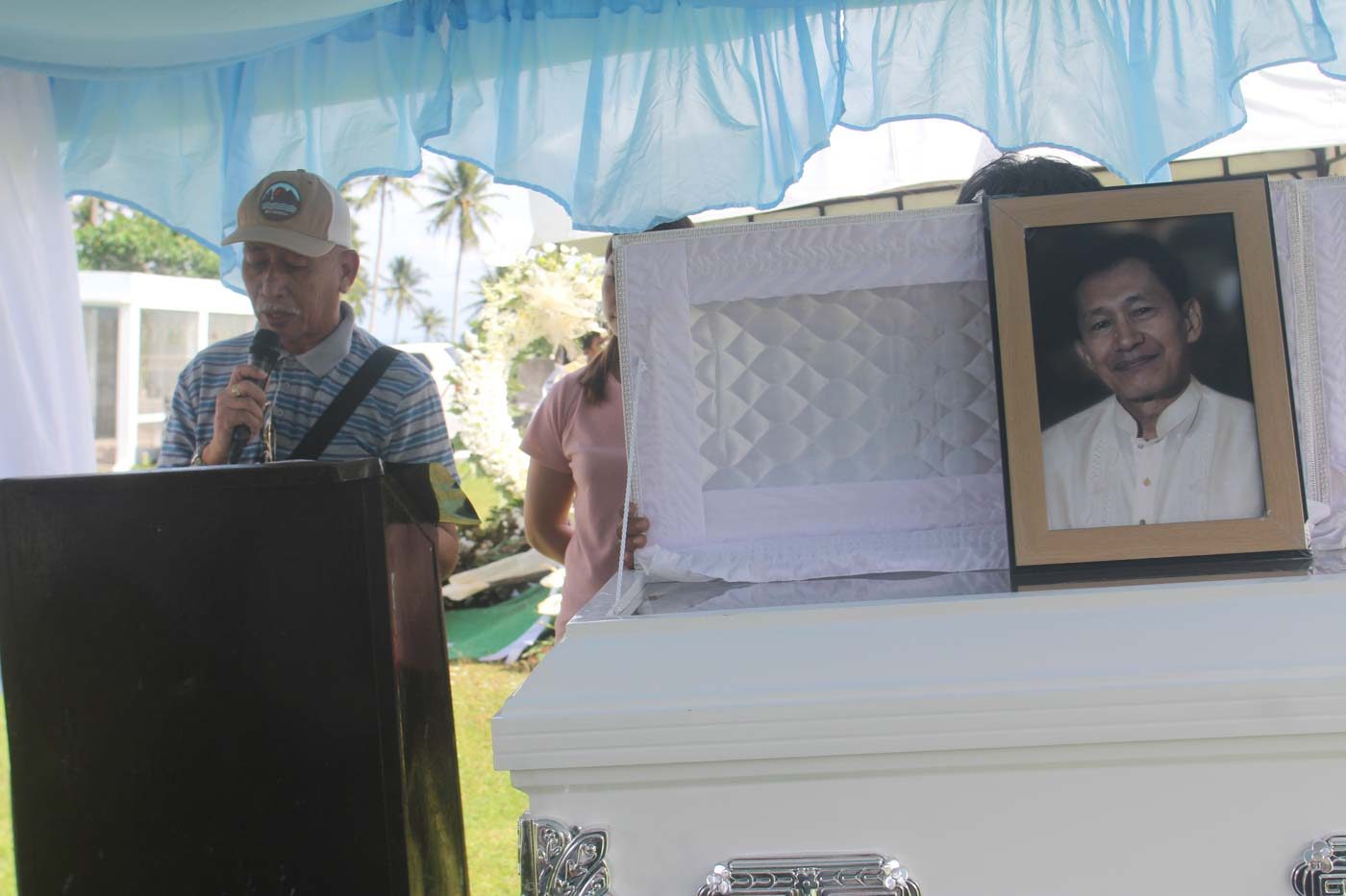REMEMBERING. Mar Arguelles of Inquirer and close friend, and contemporary of Celso Amo, reads a message for his friend and fellow journalist. Photo by Rhaydz B. Barcia/Rappler  