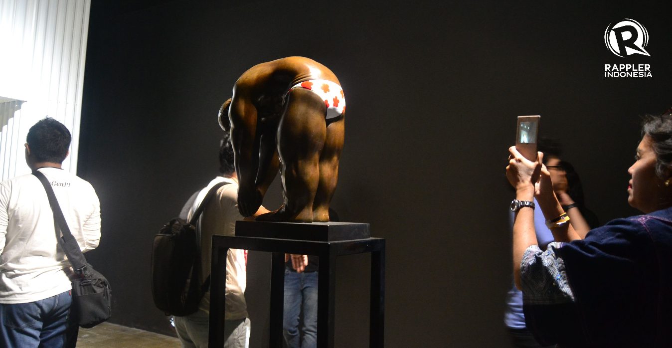 KARYA SENI. Patung karya seniman I Nyoman Masriadi yang menggambarkan seorang pria yang mengenakan celana renang sudah siap untuk terjun. Masriadi mengajak publik untuk tidak selalu menganggap karya seni semacam itu sebatas hal mengandung pornografi. Foto oleh Dyah Ayu Pitaloka/Rappler  