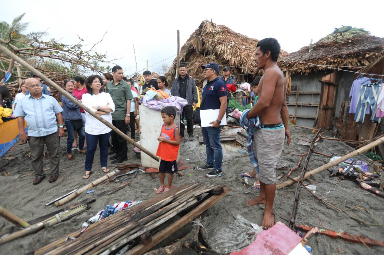 NEED TO REBUILD. Robredo talks to a man whose family was displaced by Typhoon Tisoy. Photo by Charlie Villegas/OVP 