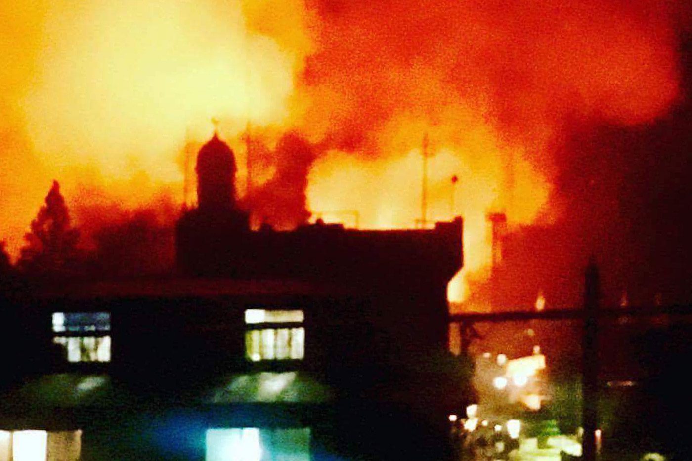 MARAWI BURNING. 3 separate fires broke out enveloping the City Jail, Dansalan College, and Saint Mary's Church on Tuesday night. Photo from @du_kartoffel 