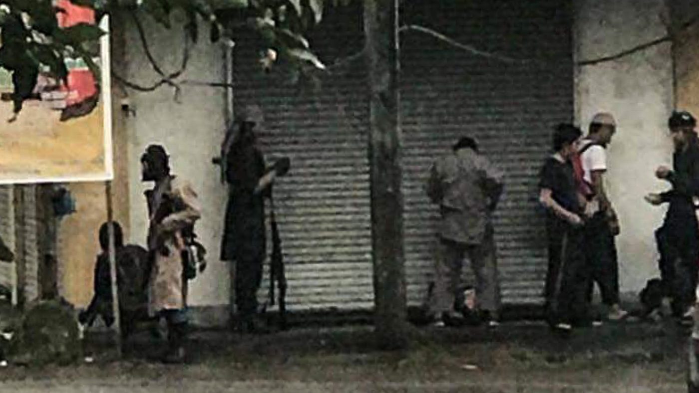 MAUTE GROUP. Residents take photos of suspected members of the Maute Group from their house windows. Photo by Mohammad Manshawi    