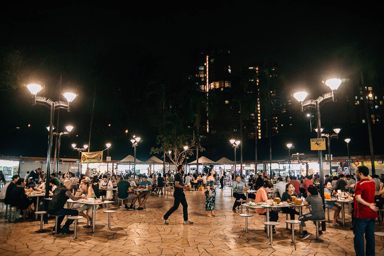 HAWKER CENTRE. Newton Food Centre is one of the many hawker stalls or open-air food courts found throughout the city. Photo by Paolo Abad/Rappler
 