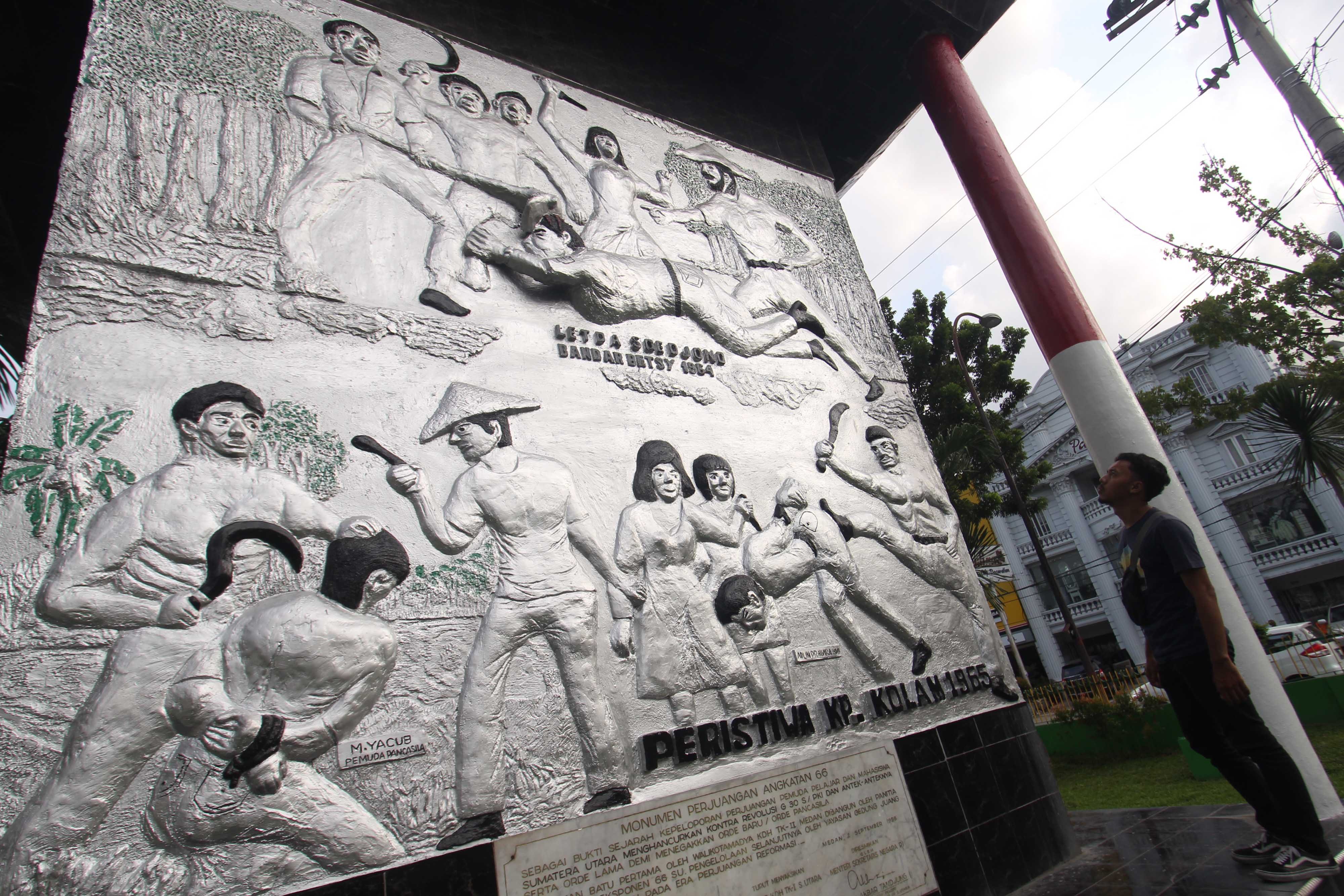 Monumen Perjuangan Angkatan 66 di Jalan Stasiun Medan, Sumatera Utara, berisi relief yang menggambarkan pemberontakan PKI di Bandar Betsy Simalungun dan Kampung Kolam Deli Serdang pada 1964 dan 1965. Foto oleh Septianda Perdana/Antara 