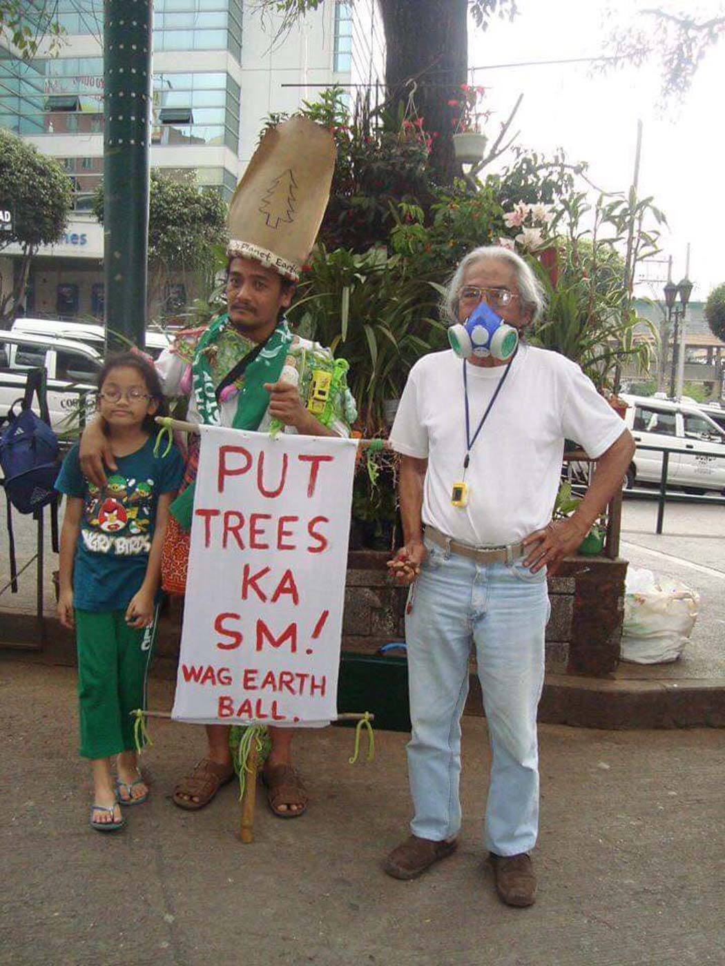 At a rally, with Ben-Hur on the right, son Bumbo and granddaughter Baba. Photo courtesy of Bumbo Villanueva 