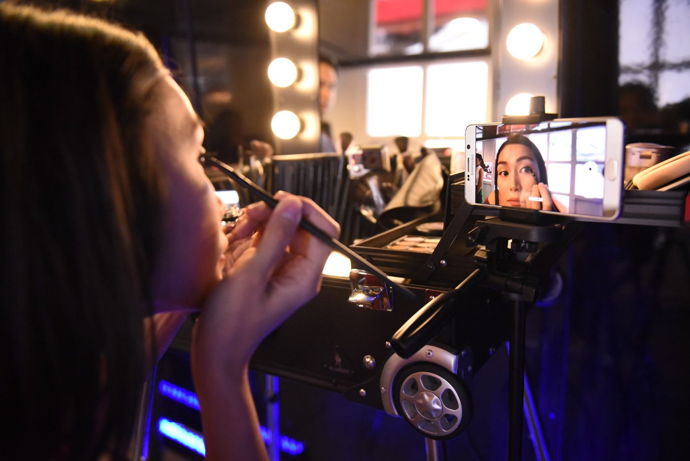 PICTURE PERFECT. Beauty vlogger Adi Amor tried her hand at a beauty tutorial in one of the launchpad booths 