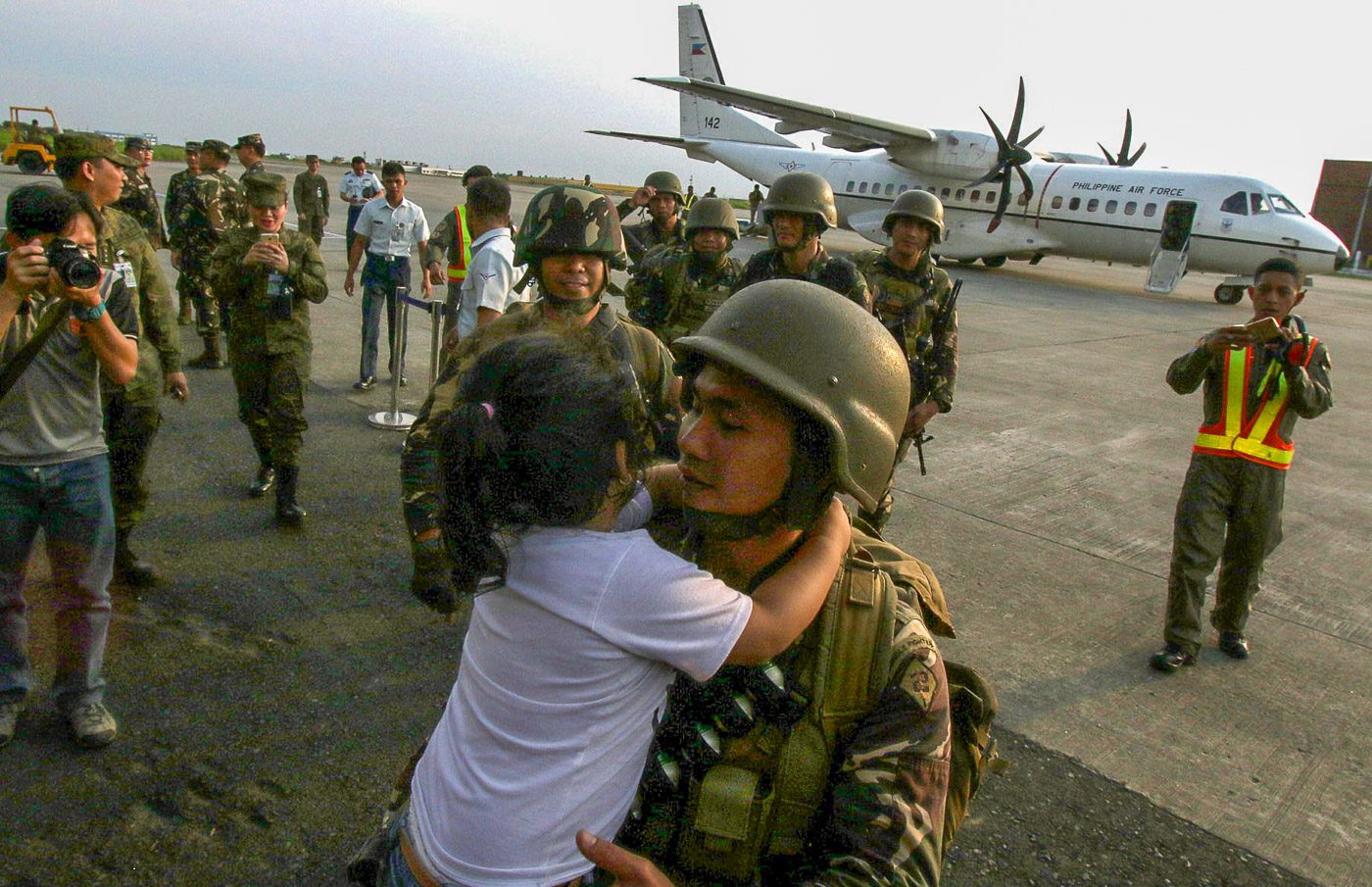 BACK HOME. A soldier from the 1st Infantry Batallion 2nd Infrantry division is greeted by his child during their arrival at Villamor airbase in Pasay City on October 20, 2017 after a 5-month tour of duty in Marawi. Photo by Inoue Jaena/Rappler  