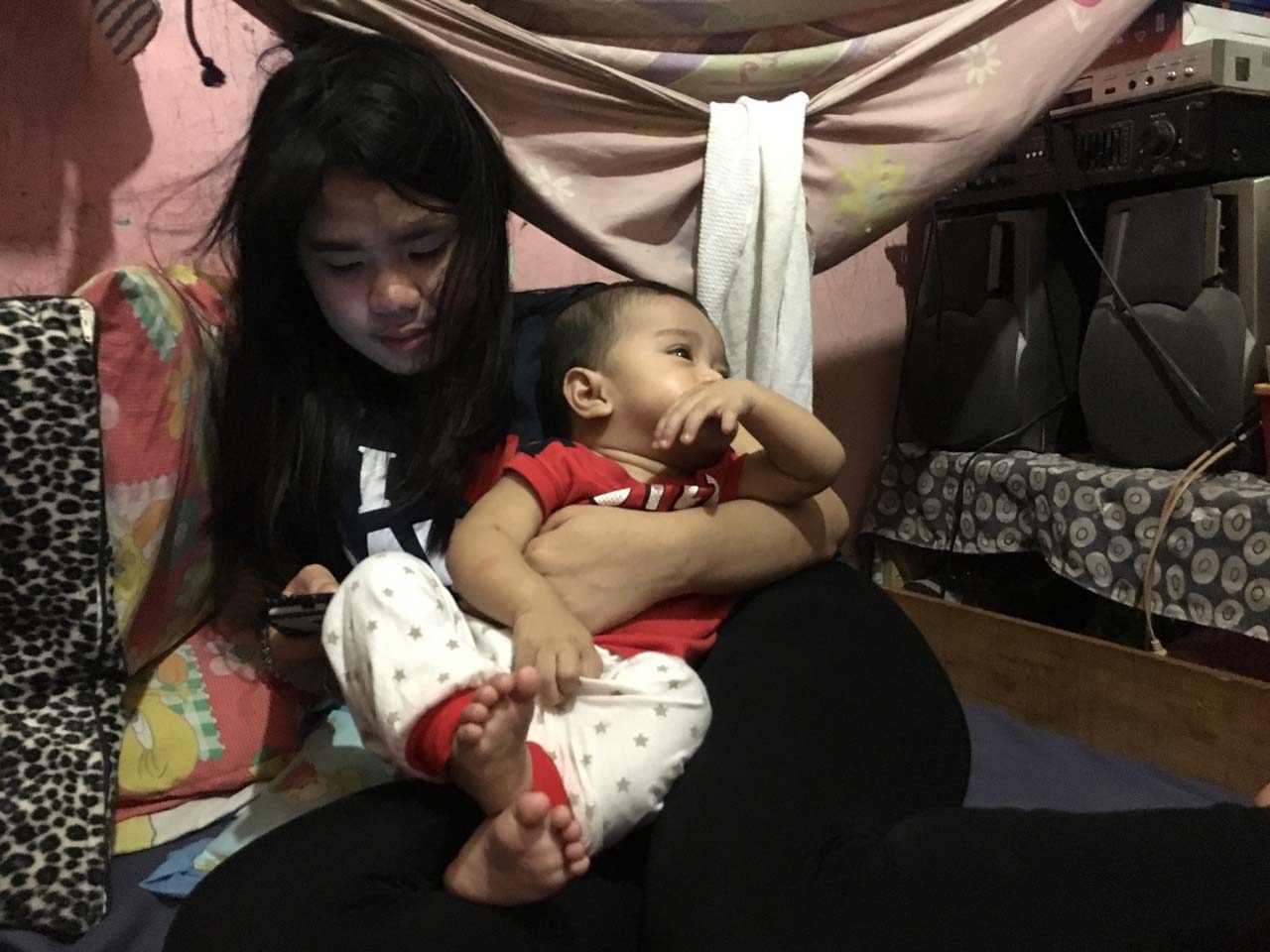 LEFT BEHIND. Michel, 17, with her son, 5-month-old Hyree. The baby was diagnosed with a congenital heart disease. Photo by Ana Santos/Rappler 