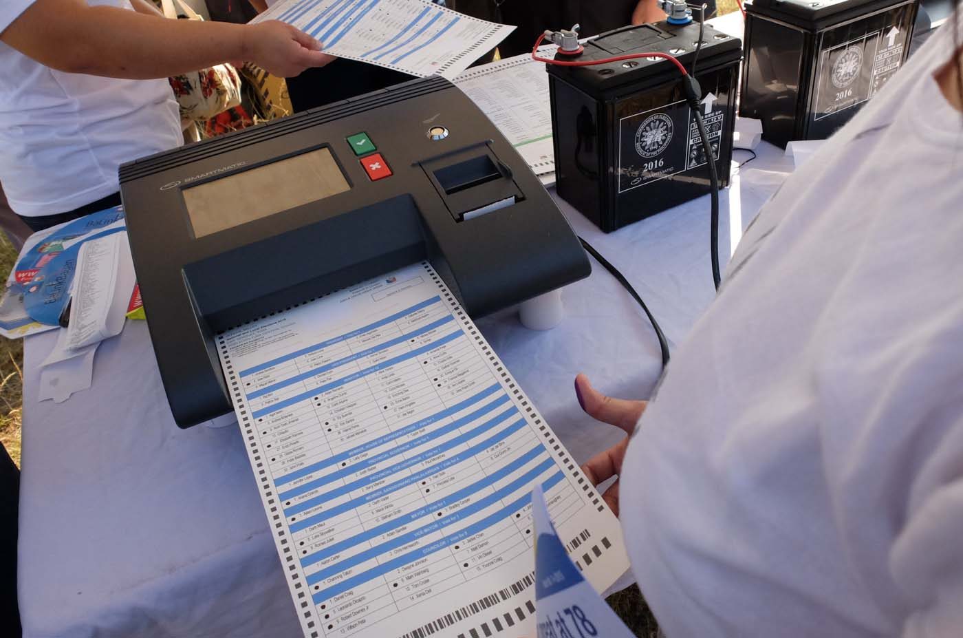 NEW RULE. The Commission on Elections allows voters to get replacement ballots if the vote-counting machine rejects their ballots and it's not their fault. File photo by Alecs Ongcal/Rappler 