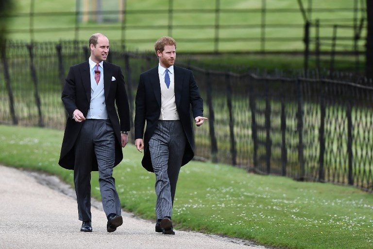 Pangeran William dan Pangeran Harry tiba di Gereja St Mark. Foto oleh Justin Tallis/AFP 