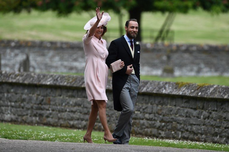 James Middleton, kakak laki-laki dari pengantin perempuan berjalan bersama ibunya Carole Middleton. Foto oleh Justin Tallis/AFP 