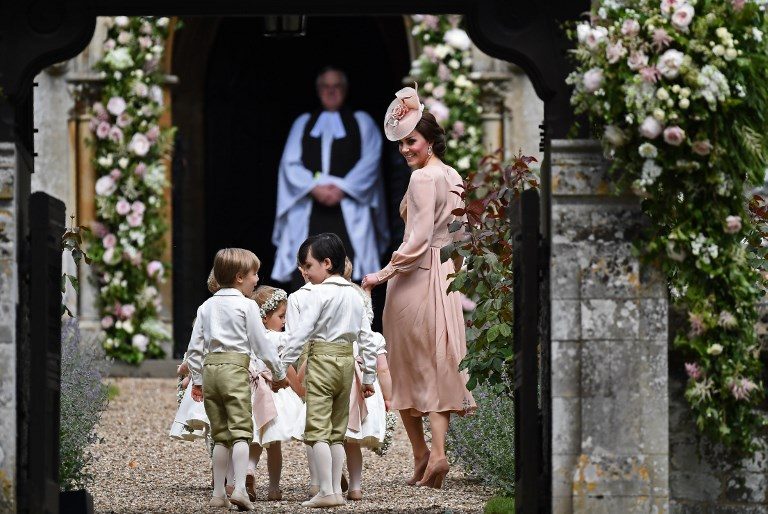 Duchess of Cambridge Kate Middleton berjalan bersama 'bridesmaids' dan 'pageboys'. Foto oleh Justin Tallis/AFP 
