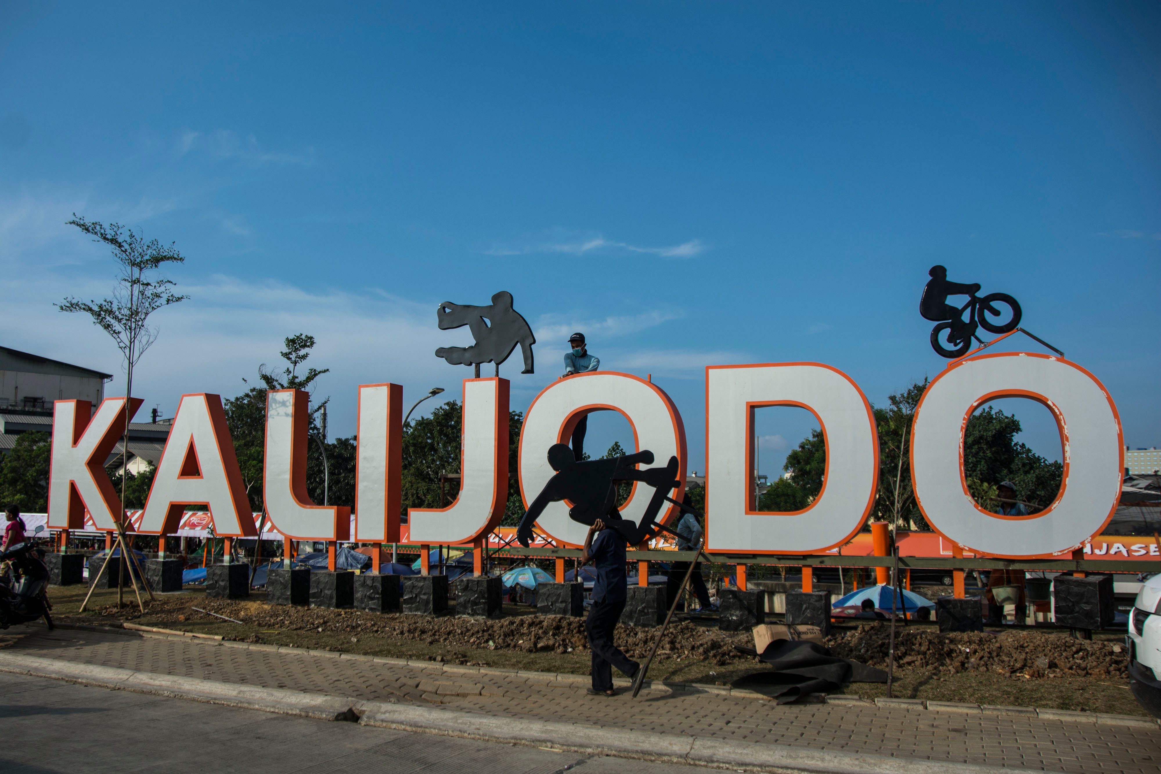 KALIJODO.  Pekerja menyelesaikan pemasangan icon nama Kalijodo di kawasan RPTRA dan RTH Kalijodo, Jakarta, Sabtu, 24 April.  Foto oleh Aprillio Akbar/ANTARA 