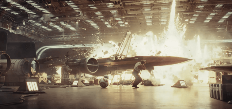 LEDAKAN. Pilot X-wing Poe Dameron (Oscar Isaac) dan BB-8 melindungi diri dari sebuah ledakan. Screenshot dari Youtube/Star Wars 