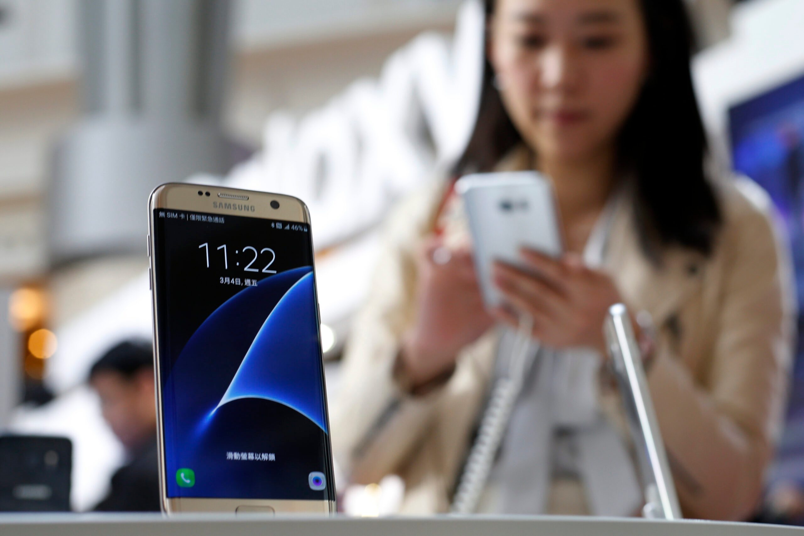 Samsung holds lead in flat global smartphone market