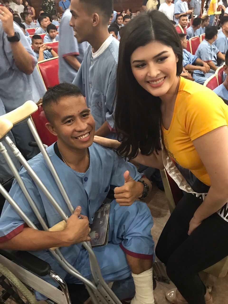 Mariel takes a photo with one of the injured soldiers at the AFP hospital.  