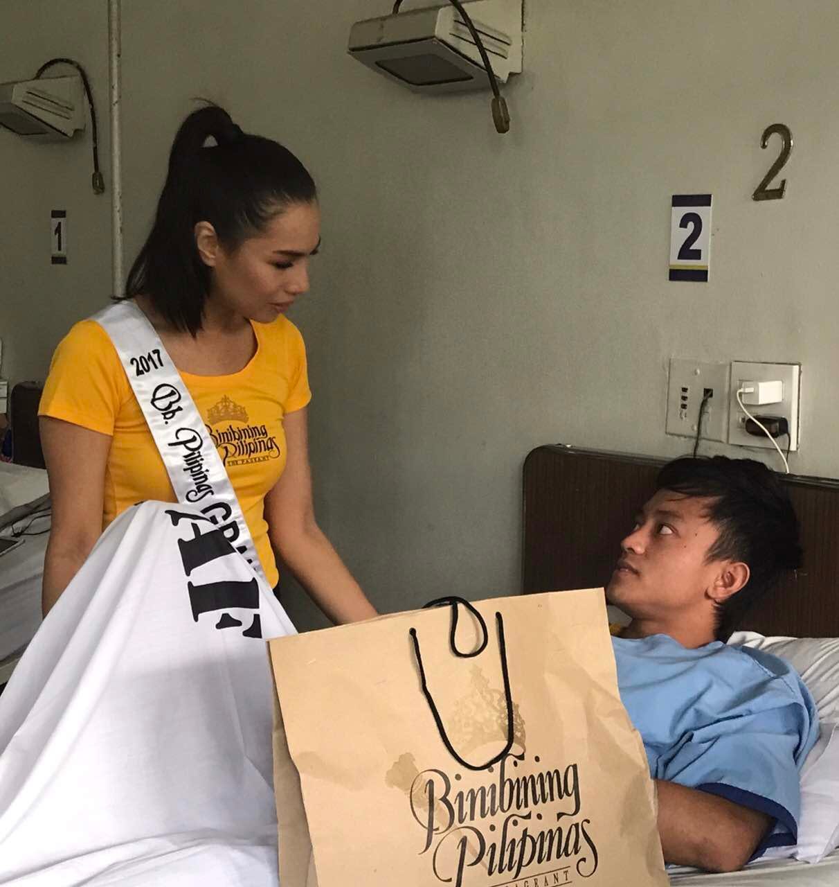 Bb Pilipinas Grand International 2017 Elizabth Clenci talks to one of the soldiers at the hospital ward. 