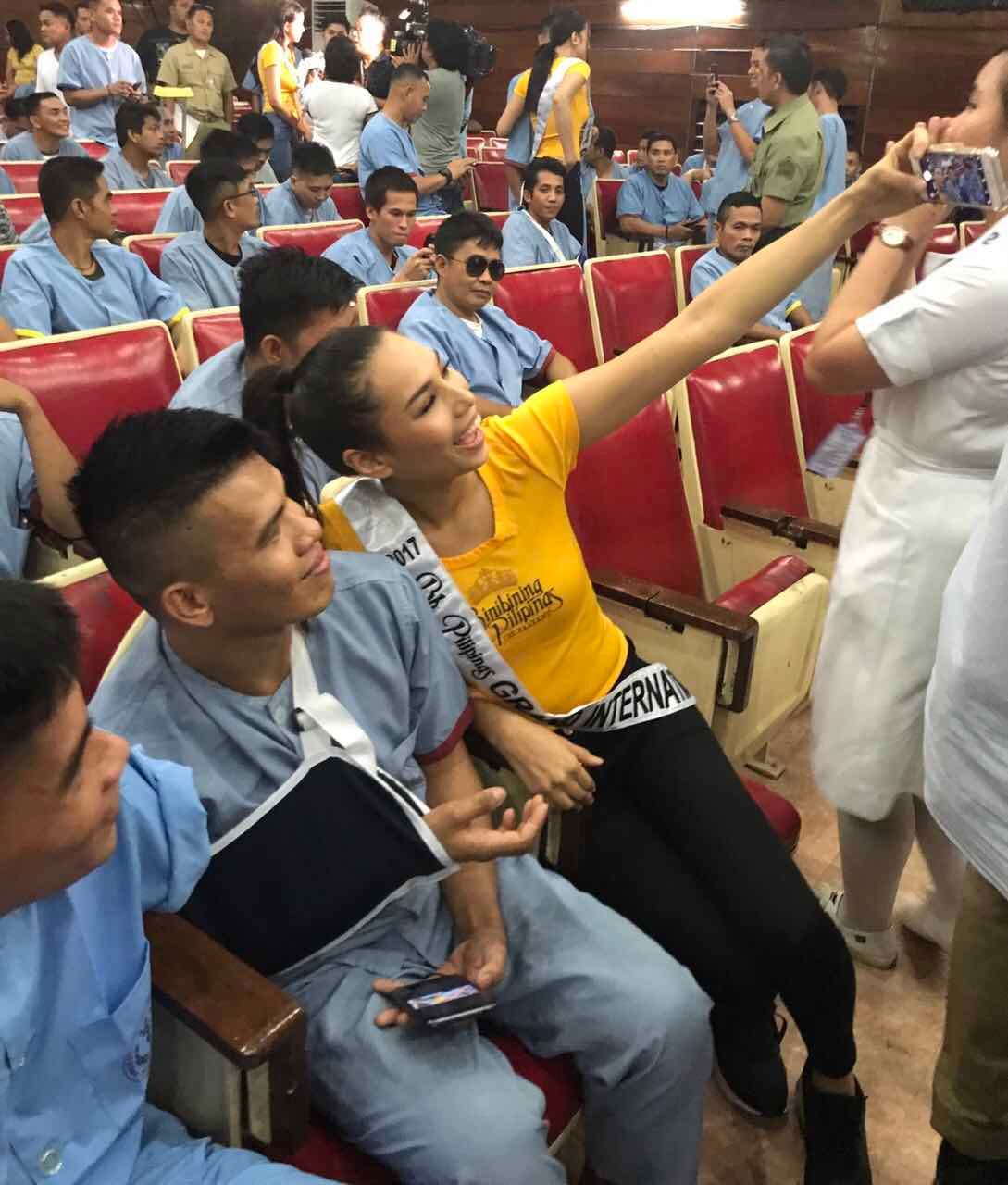 Elizabeth takes a selfie with the soldiers at the AFP hospital.  