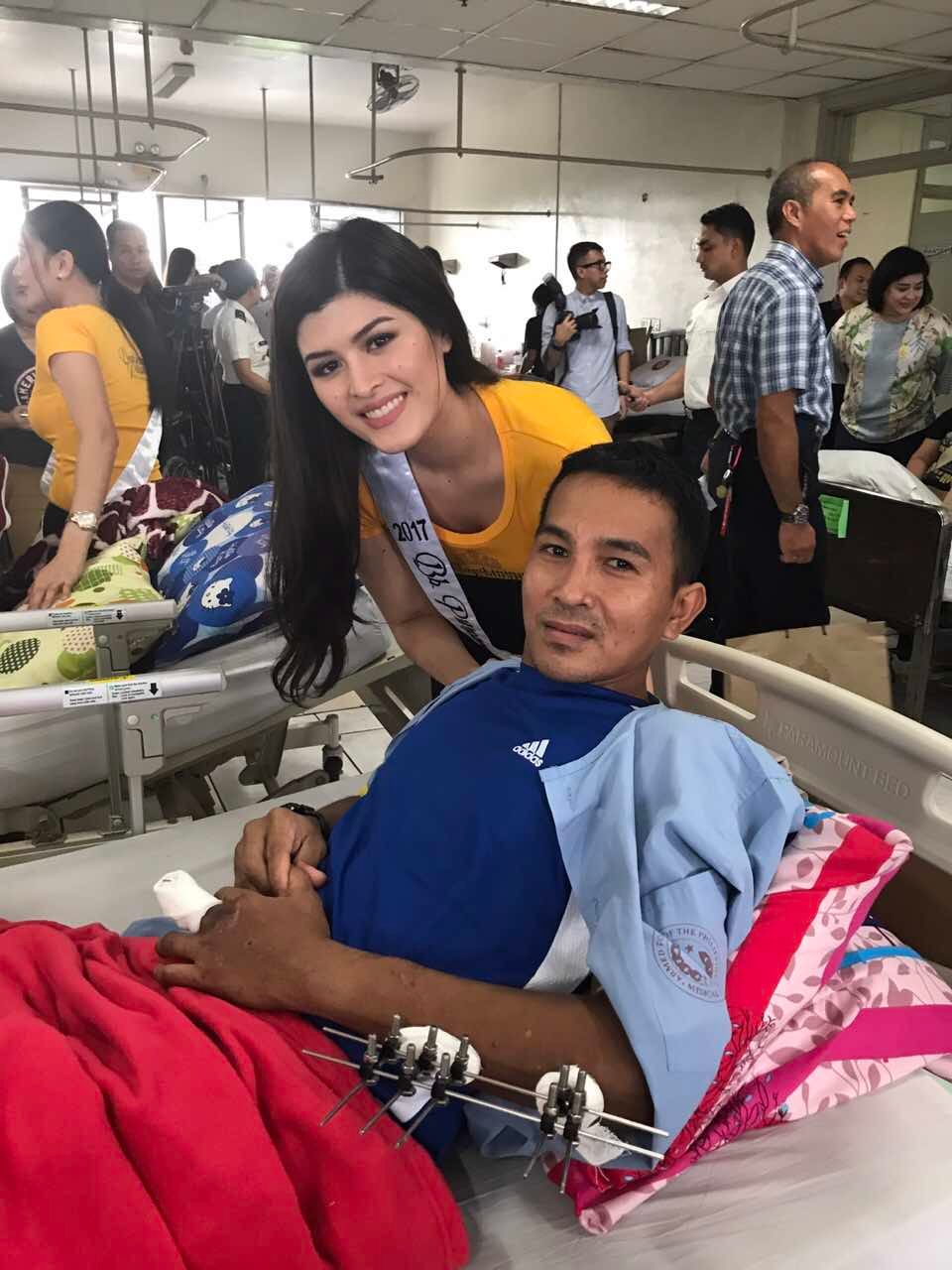 Bb Pilipinas International 2017 Mariel de Leon  takes time off to mingle with the soldiers injured from the Marawi clash. 
