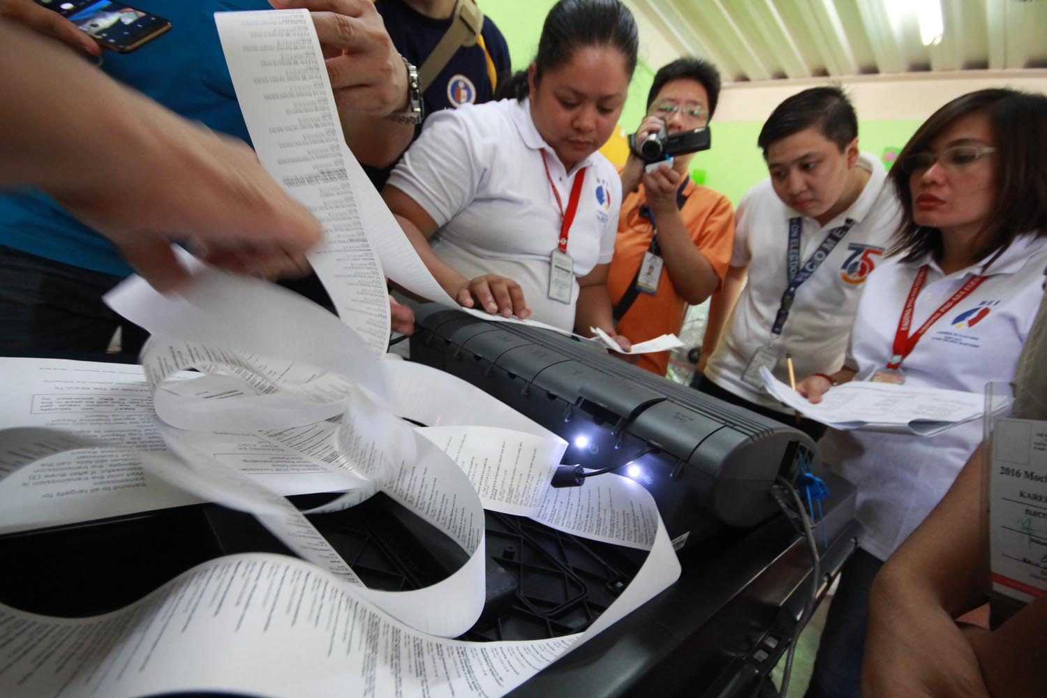 HOW IT WORKS. The Board of Election Inspectors shows representatives of election watchdogs how the votes are transmitted from the precinct-based machines during the mock elections in Bagong Pag-asa Elementary School in Quezon City. File photo by Joel Liporada/Rappler   