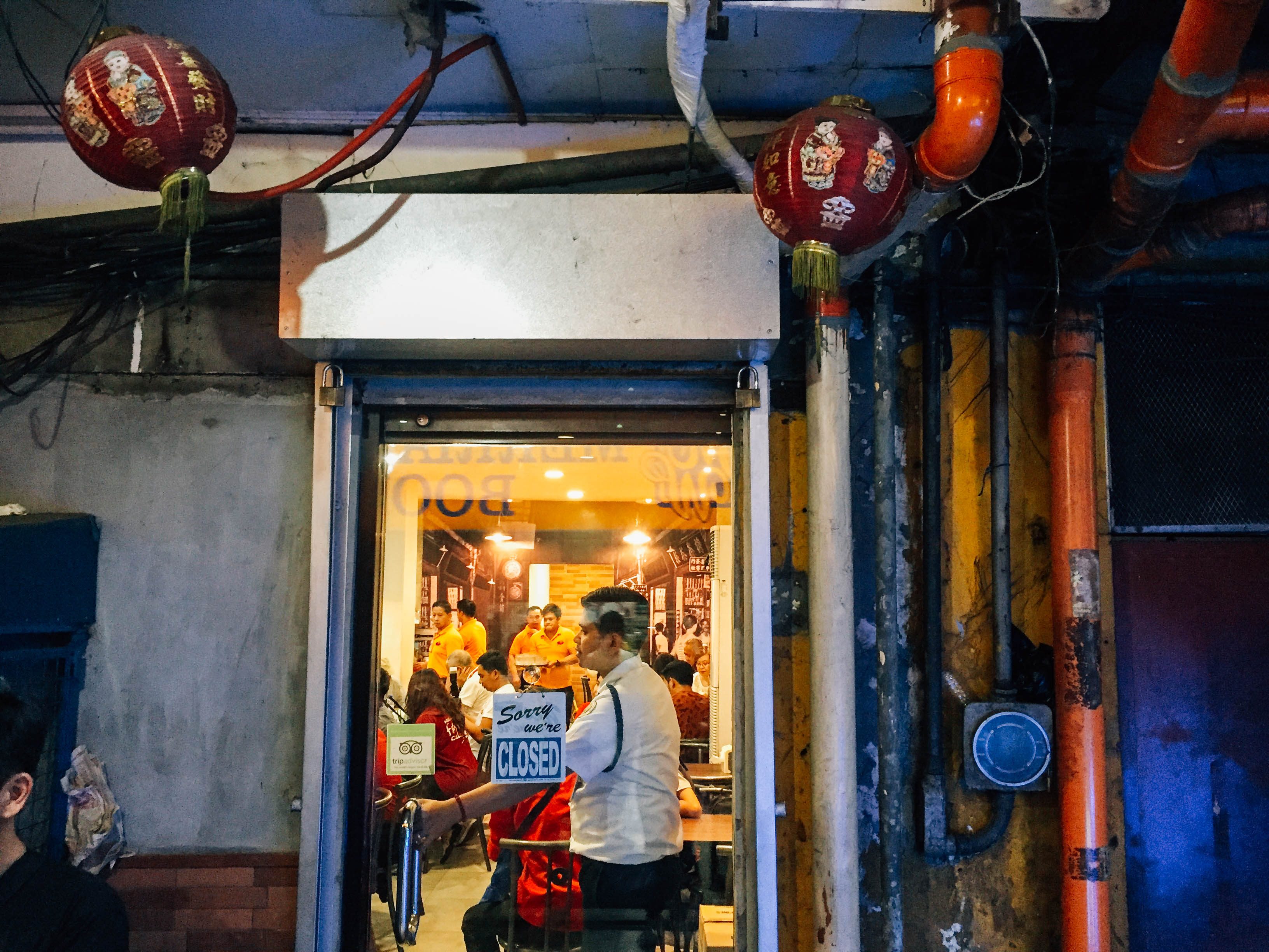 QUICK SNACK. The hole-in-the-wall restaurant is a popular Chinatown haunt for locals. Photo by Vernise L. Tantuco 