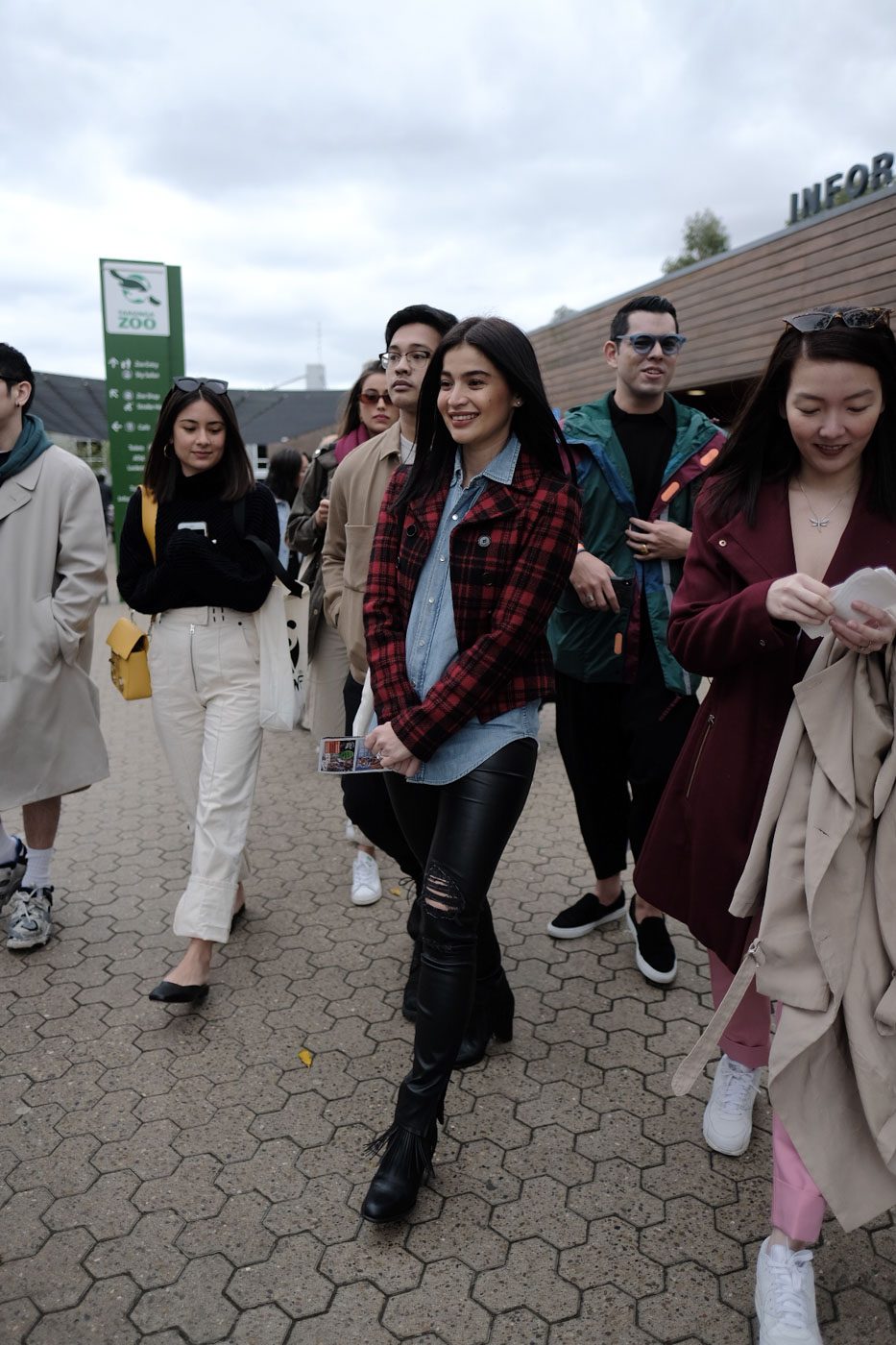 TRIP TO THE ZOO. Anne Curtis and friends on their way to Taronga Zoo. 