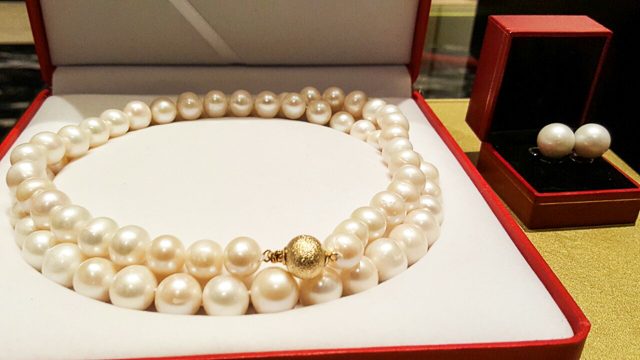 PEARL SET. A pearl necklace and earring set that Miss Universe Philippines 2016 Maxine Medina will auction off for the Miss Universe National Gift Auction. Photo by Alexa Villano/Rappler 