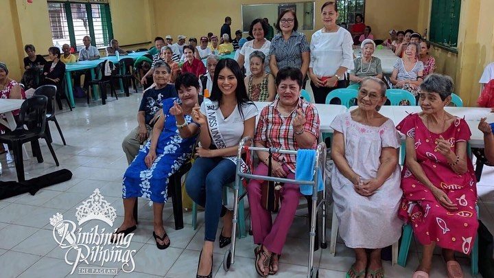 Gazini with some of the elders at the Luwalhati ng Maynila Home for the Aged. Photo from Bb Pilipinas 