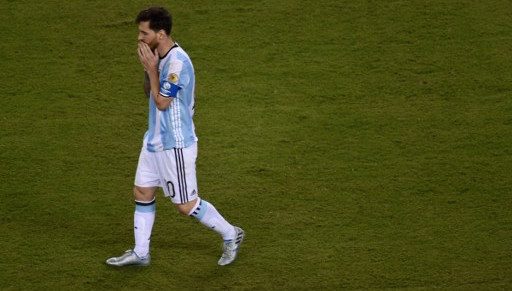 Lionel Messi melangkah setelah gagal menciptakan gol dalam adu penalti melawan Chile di babak final Copa America Centenario. Foto oleh Don Emmert/AFP 