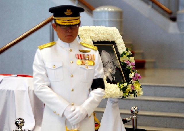 Grieving Singaporeans pay respects to Lee Kuan Yew