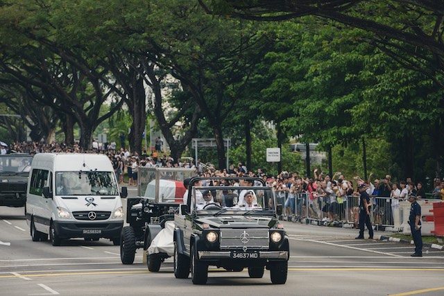 LEAVING NUS. Members of the public observe the State Funeral Cortege of late former Prime Minister Lee Kuan Yew as it leaves the National University of Singapore, 29 March 2015. Tom White/EPA 