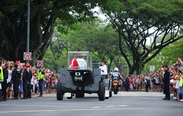 FINAL STRETCH. The ceremonial gun carriage bearing Singapore's late former prime minister Lee Kuan Yew passes by during his funeral procession in Singapore on March 29, 2015. Mohd Fyrol/AFP 