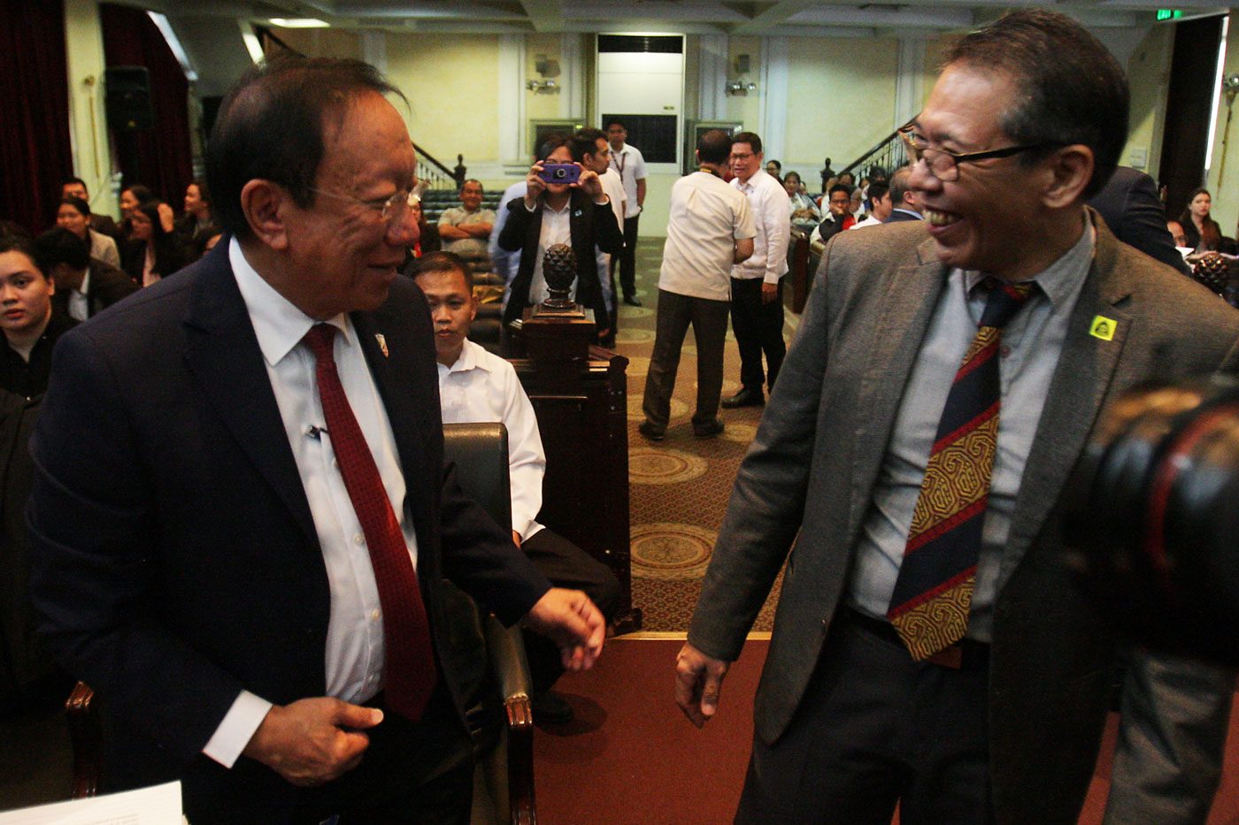LAWYERS AND THE DRUG WAR. Solicitor General Jose Calida, who will be defending the government, shares a light moment with petitioner and human rights lawyer Dean Jose Manuel "Chel" Diokno before the start of the oral arguments on November 21, 2017. Photo by Ben Nabong/Rappler  