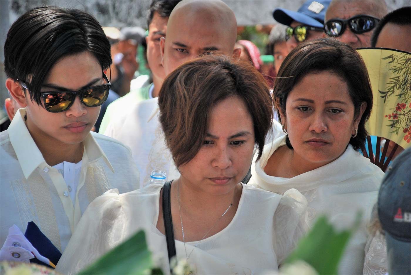 LAST LOOK. Moises Padilla Vice Mayor and mayor-elect Ella Garcia-Yulo (right) with Marijo Garcia, wife of her brother who was killed in an ambush, during the burial of her relatives at the town's public cemetery on Saturday, May 18.  At left is Joaquin Garcia, son the slain councilor. Photo by Marchel Espina/Rappler  